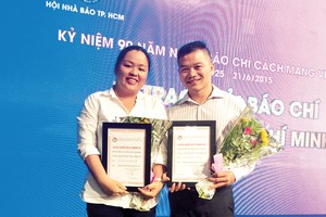 笔者与师兄麒麟（杨迪生）荣获市新闻工作者会颁奖。