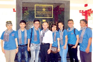 时任本报共青团书记曾原健（左三）组织溯源活动。