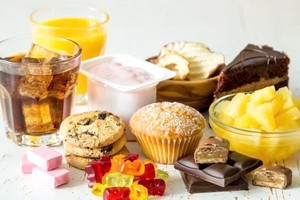 在如饮料、糕点、酸奶等的许多加工食品中，往往含有大量添加糖。