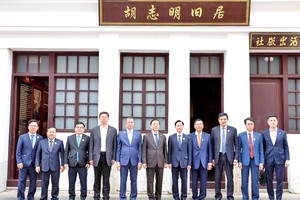 政府副总理陈红河和代表们在昆明胡志明旧居合影。