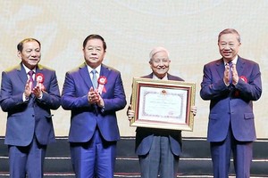 苏林总书记向新闻工作者颁发胡志明勋章。