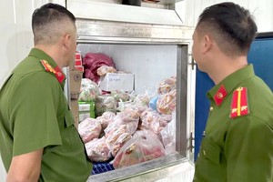 食品安全问题欲取得成效，须同时采取提高民众意识，加强执法力度等措施。