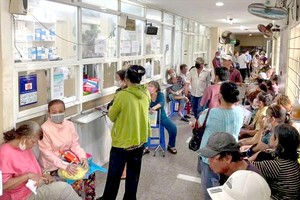 民众在安平医院等候办理就诊手续。