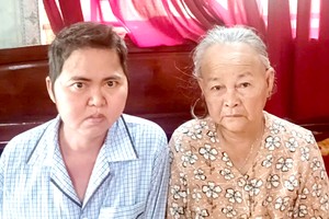 阮晋财与其母亲。