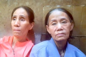 邓慧兰（右）与其妹妹。