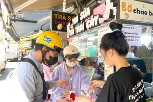 许多大学生争取暑期做兼职工作。