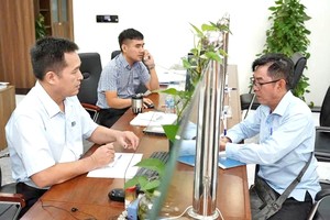 第二十七区域干部在“一站式”部门为民众提供社保制度咨询。