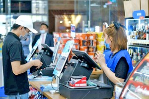 便利店为顾客开具电子发票。
