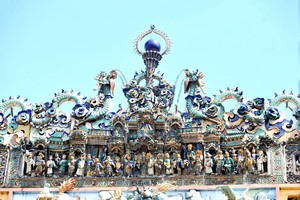 穗城会馆屋脊上于1908年由宝源窑制造的梅山陶塑。