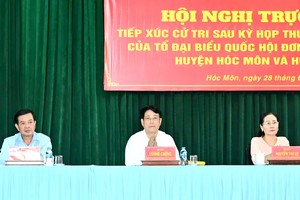 国家主席梁强与本市选民接触