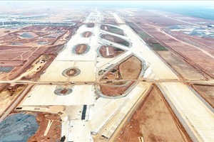 隆城机场正建设飞机跑道、滑行道及停机坪。