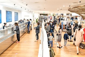 顾客在本市一家商业中心购物。