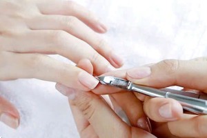 频繁美甲需警惕指甲受损。