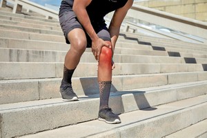 许多人上下楼梯时膝盖酸痛。