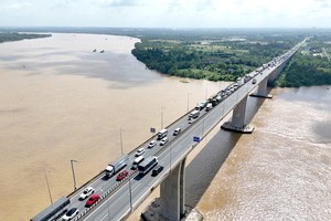 本市-隆城-油曳高速公路（隆城桥路段），此高速公路段将连接隆城机场和其他交通干线。