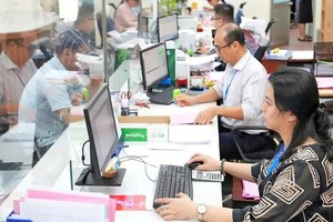 专员指引民众办理建筑许可证。