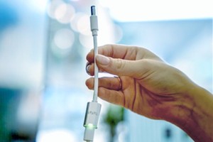 DC插头转换器可连接Type-C充电器，为手提电脑等设备充电。