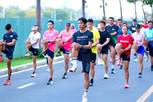 组委会在赛前先辅导参赛者提高跑步技能与体质。