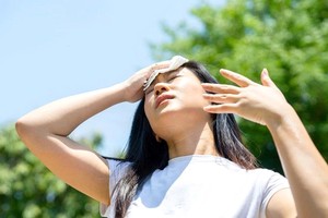 夏季高温很容易中暑。