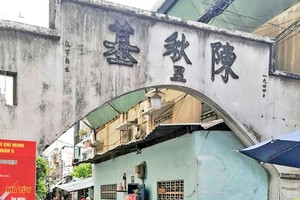 陈锐鸿（右）与海外归来的老街坊相聚陈秋基里。