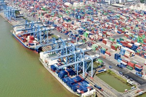 本市桔莱港在装船前集中出口货物。