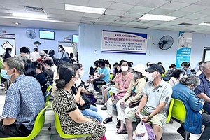 医保病人在嘉定人民医院候诊。