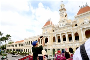 外国游客乘坐双层巴士观赏西贡。