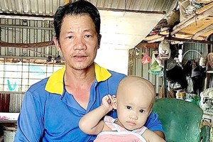 阮玉当和患脑瘤的女儿。