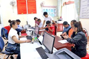 民众在莱州省丰土县斯咯楼乡（Sì Lở Lầu）公共行政服务中心办理行政手续。