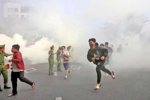 本市公安举办在人群密集处消防演习。