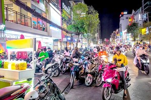 人行道被严重占用。