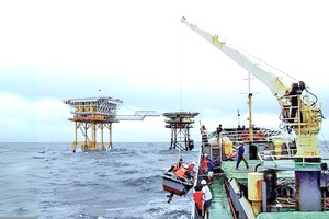 在暴雨雨季节把物资转运到DK1瞭望台是一项艰巨任务，仿佛是在汪洋之中与风浪搏斗。这不仅是体力与技术的考验，更是意志与勇气的较量。