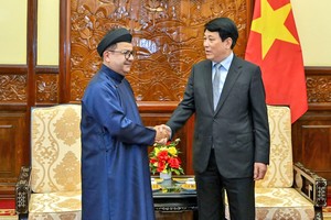 国家主席梁强与古兹曼大使交谈。