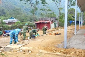 仁梅边防哨所干部、战士参与建设民生工程。