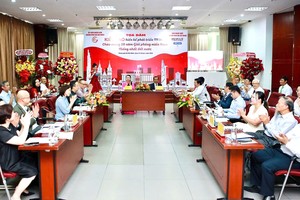 2025年4月，《胡志明市法律报》举办“海外越南人为胡志明市发展献计献策”座谈会。 月儿 图