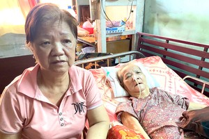 蔡美兰悉心照料卧病在床的三姐蔡三妹。