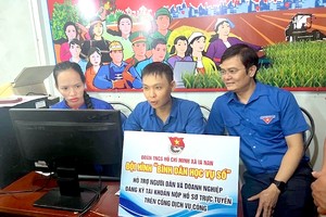 裴光辉书记（右）与嘉莱省边境各乡的共青团员和青年力量交流。