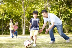 户外活动是十分有效、经济的近视防控手段。