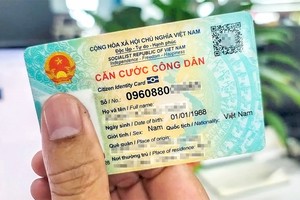 我在国外定居 办理身份证须回国吗？