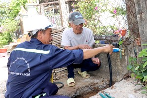 芹耶供水企业人员安装水表，以为本市芹耶居民提供洁凈水。