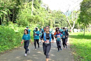 参加菊芳丛林小径跑步竞赛的运动员。