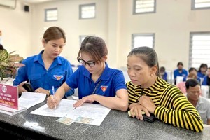 西宁省新州乡共青团员协助民众办理行政手续。