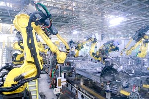 韩国现代品牌的汽车生产车间。