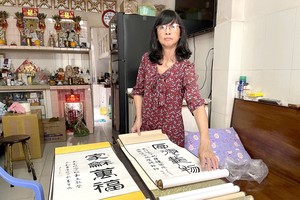 欧阳月艳书法家与她拟用于义卖帮助贫民的作品。