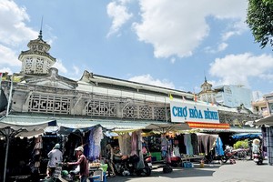 和平街市是与旧堤岸地区息息相关的最古老市场之一。