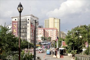 从泰国尖竹汶府空也县帕卡边检站拍摄的柬埔寨（2025年6月16日）。