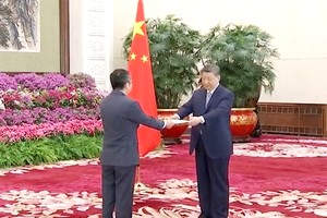 越南驻华大使范清平向中国国家主席习近平递交国书。