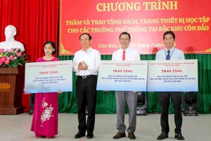 市委书记阮文年向3所学校赠送教学设备。