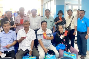 主办单位领导和崇正慈善会馆代表向贫病人家发送礼物。