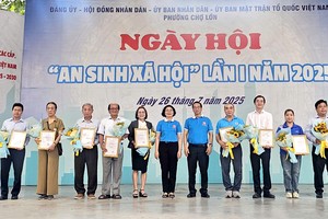 堤岸坊向各赞助单位赠送鲜花及感谢状以表谢意。